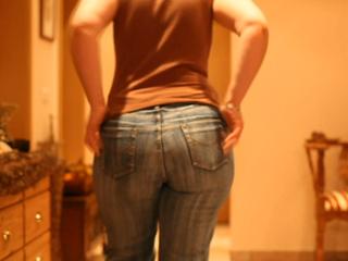 Bigbooty in enger Jeans!